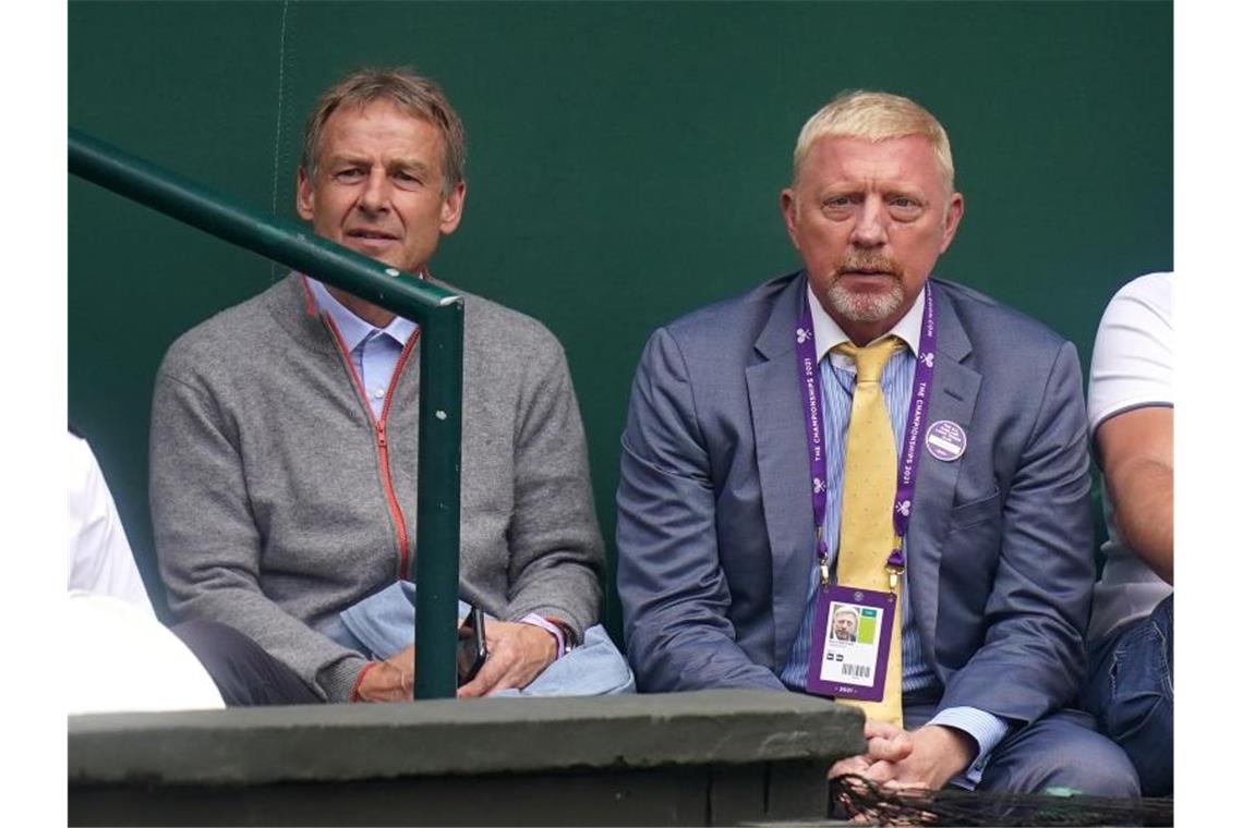 Italiens Final-Sonntag: Vor EM noch Berrettini-Djokovic Boris Becker (r) und Jürgen Klinsmann verfolgen das Halbfinale zwischen Berrettini und Hurkacz. Foto: Adam Davy/PA Wire/dpa