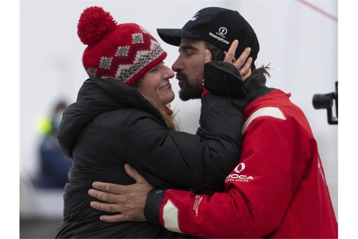 Herrmann nach Vendée Globe: Interviews, Orden, Kinderbett Boris Herrmann und seine Frau Birte Lorenzen-Herrmann küssen sich nach der Ankunft. Foto: Loic Venance/POOL AFP/AP/dpa