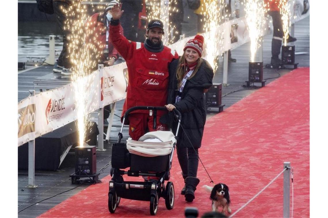 Herrmann nach Vendée Globe: Interviews, Orden, Kinderbett Boris Herrmann wurde im Hafen von seiner Frau Birte Lorenzen-Herrmann, Tochter Malou und Hund Lilli empfangen. Foto: Yohan Bonnet/AP/dpa