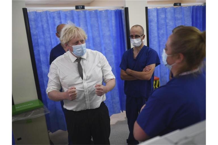 Boris Johnson bei einem Besuch in einem Krankenhaus in Northumberland. Foto: Peter Summers/POOL GETTY/AP/dpa