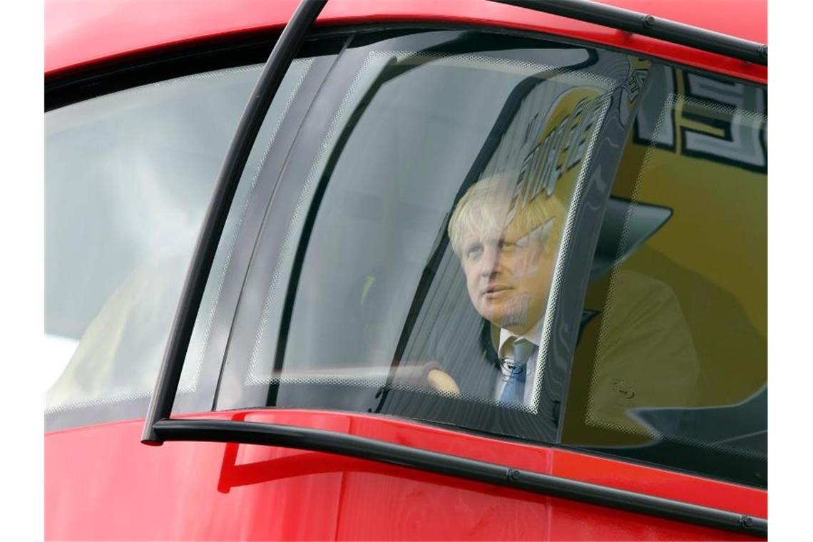 Boris Johnson, damaliger Bürgermeister von London, sitzt während eines Besuchs der Wrightbus-Werke in einem neuen Bus für London. Foto: Paul Faith/PA Wire/dpa