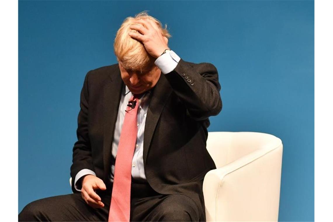 Boris Johnson offenbart grobe Wissenslücken bei Brexit-Plan Boris Johnson, Favorit im Rennen um das Amt des konservativen Parteivorsitzenden und britischen Premierministers, fasst sich während einer Wahlkampfveranstaltung an den Kopf. Foto: Jacob King/PA Wire