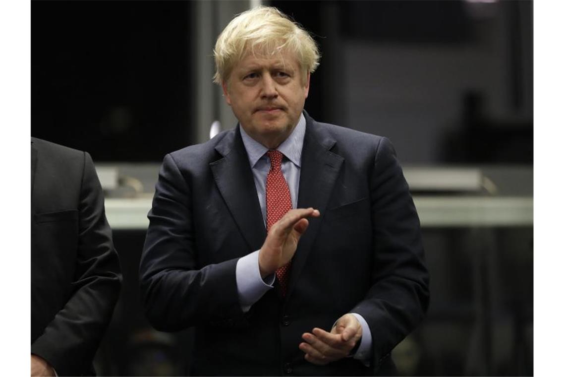 Boris Johnson freut sich über das Ergebnis. Foto: Kirsty Wigglesworth/AP/dpa