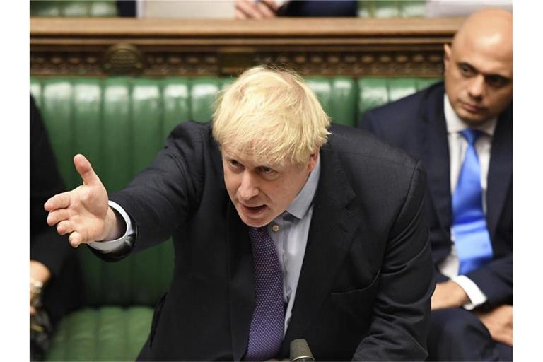 Boris Johnson gestikuliert während der Debatte im Unterhaus. Der Premier musste eine weitere Niederlage hinnehmen. Foto: Jessica Taylor/UK Parliament/AP/dpa