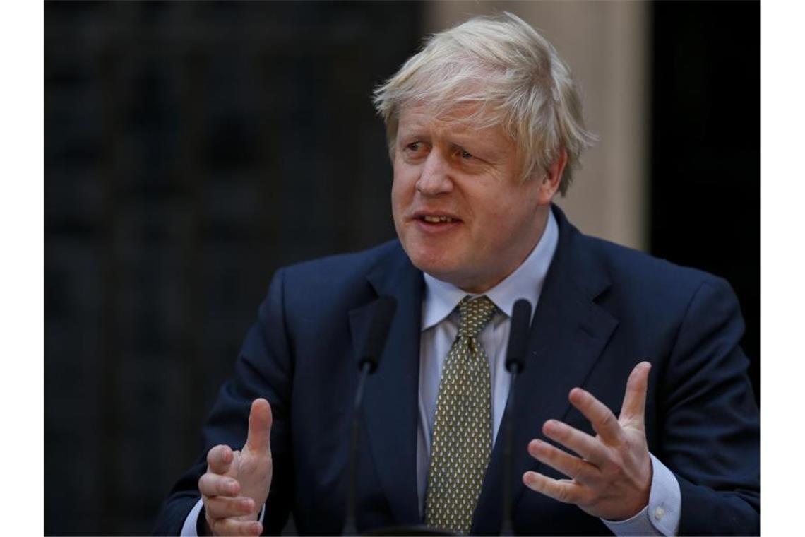 Boris Johnson gibt vor der 10 Downing Street eine Erklärung ab. Foto: Han Yan/XinHua/dpa
