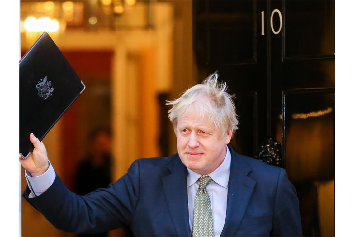 Nach Wahlsieg: Boris Johnson feiert seinen Triumph Boris Johnson gibt vor seinem Amtssitz in der Downing Street eine Erklärung ab. Foto: Steve Taylor/SOPA Images via ZUMA Wire/dpa