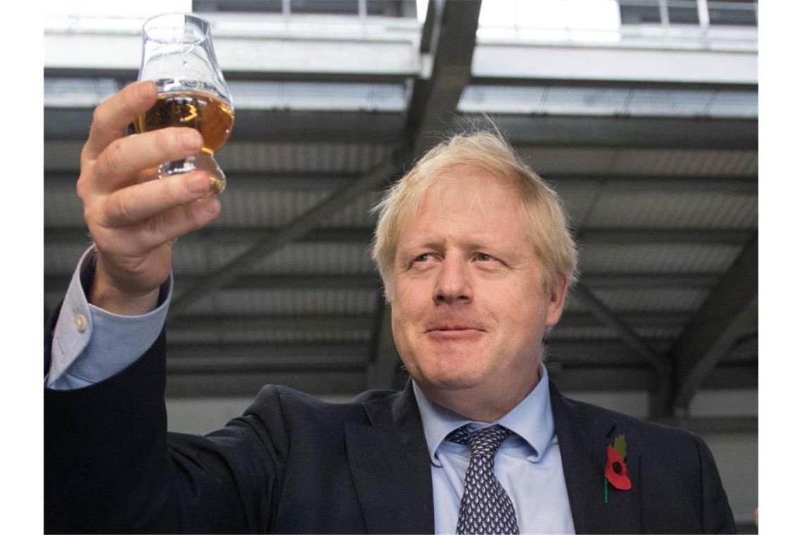 Boris Johnson hat seinen Landsleuten versprochen, im Fall eines Wahlsieges die Einkommenssteuer, Sozialversicherung und Mehrwertsteuer nicht zu erhöhen. Foto: Stefan Rousseau/PA Wire/dpa