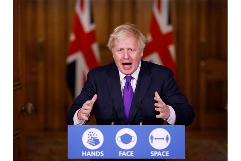 Boris Johnson kündigt an, dass zunächst Bewohner von Pflegeheimen, medizinisches Personal, alte und gesundheitlich gefährdete Menschen geimpft werden. Foto: John Sibley/PA Wire/dpa