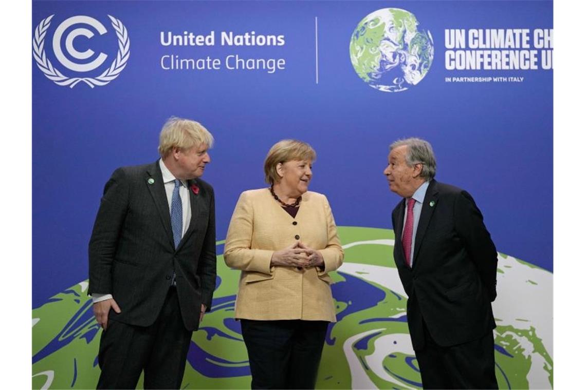 Boris Johnson (l), Antonio Guterres und Angela Merkel bei ihrer Ankunft auf dem UN-Klimagipfel COP26 in Glasgow. Foto: Alastair Grant/POOL AP/dpa
