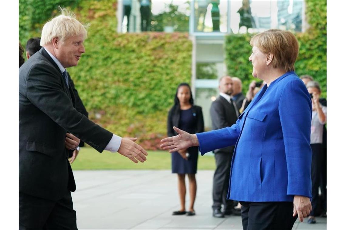Boris Johnson (l) ist mit Änderungen des Ausstiegsvertrags in der EU und bei Merkel auf Ablehnung gestoßen. Nun ist der britische Premier zu Gesprächen in Berlin. Foto: Kay Nietfeld