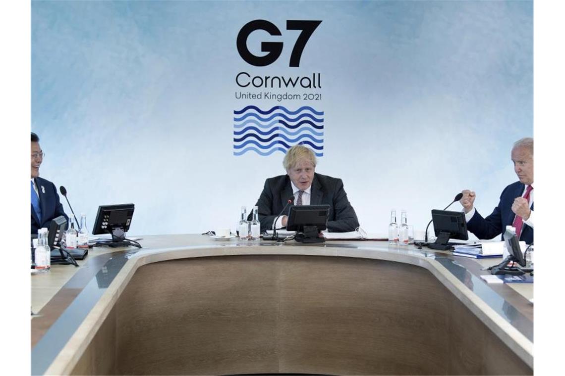 G7 will ärmeren Ländern mit 2,3 Milliarden Impfdosen helfen Boris Johnson leitet eine Arbeitssitzung während des G7-Gipfels. Foto: Brendan Smialowski/afp pool/AP/dpa