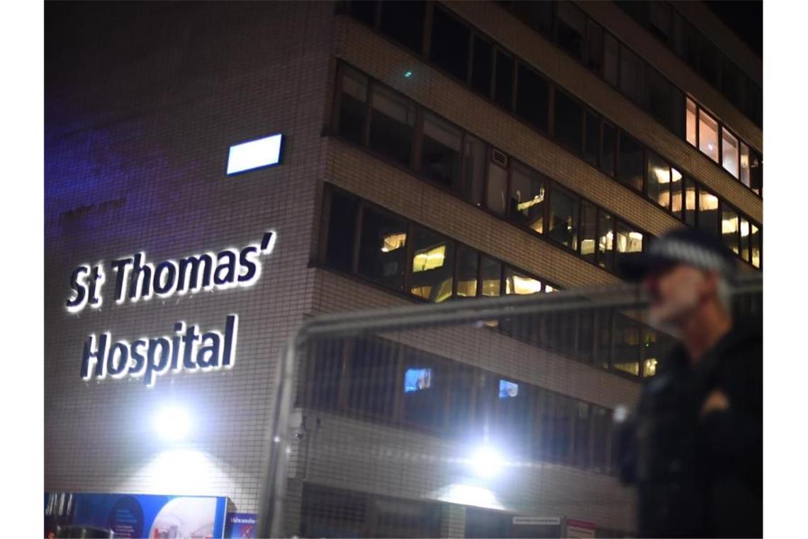 Boris Johnson liegt im staatlichen St. Thomas' Hospital in London. Foto: Victoria Jones/PA Wire/dpa