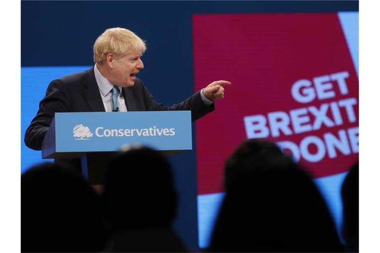 Boris Johnson, Premierminister von Großbritannien, gestikuliert bei seiner Rede auf dem Parteitag der britischen Konservativen in Manchester. Foto: Frank Augstein/AP/dpa