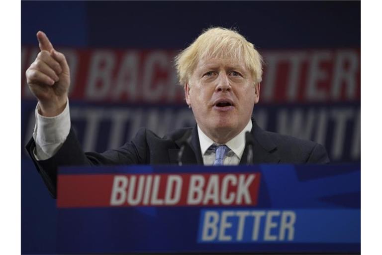 Boris Johnson, Premierminister von Großbritannien, gestikuliert während seiner Grundsatzrede auf dem Parteitag der Konservativen. Foto: Jon Super/AP/dpa