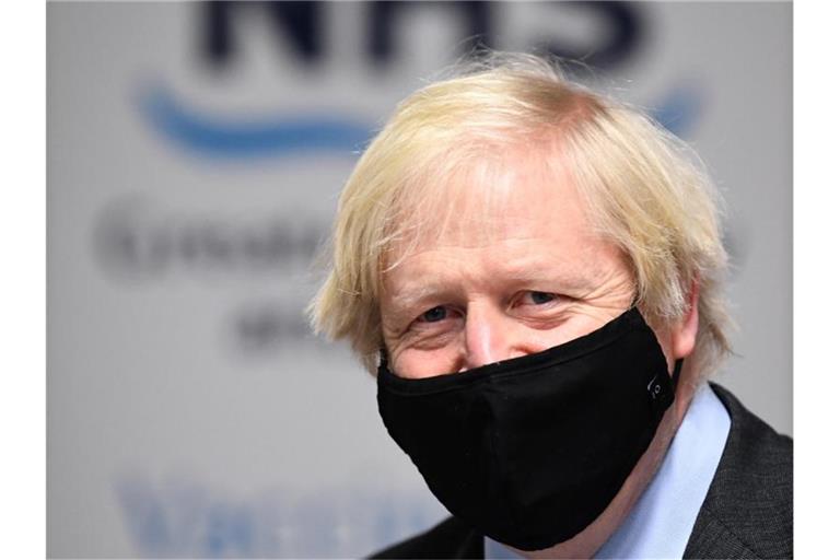Boris Johnson, Premierminister von Großbritannien, besucht britische Soldaten in einem Impfzentrum. Foto: Jeff Mitchell/PA Wire/dpa