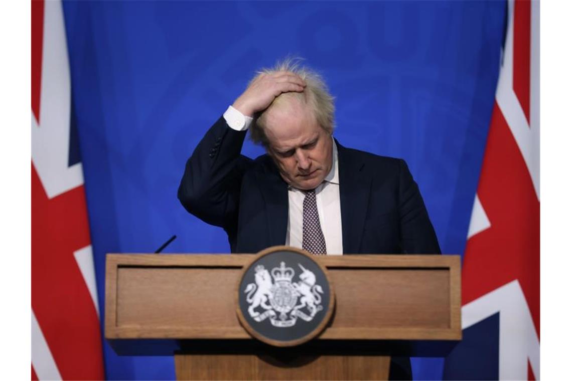 Boris Johnson, Premierminister von Großbritannien, rauft sich die Haare. Foto: Hollie Adams/Getty Images Pool/AP/dpa