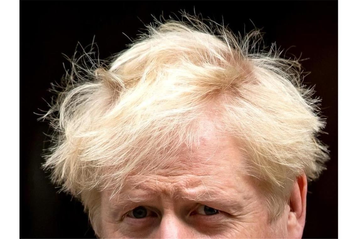 Boris Johnson, Premierminister von Großbritannien, verlässt die 10 Downing Street auf dem Weg ins Parlament, um dort vor den Abgeordneten zu erscheinen und die nächsten Schritte zur Bekämpfung der Corona-Pandemie vorzulegen. Foto: Aaron Chown/PA Wire/dpa