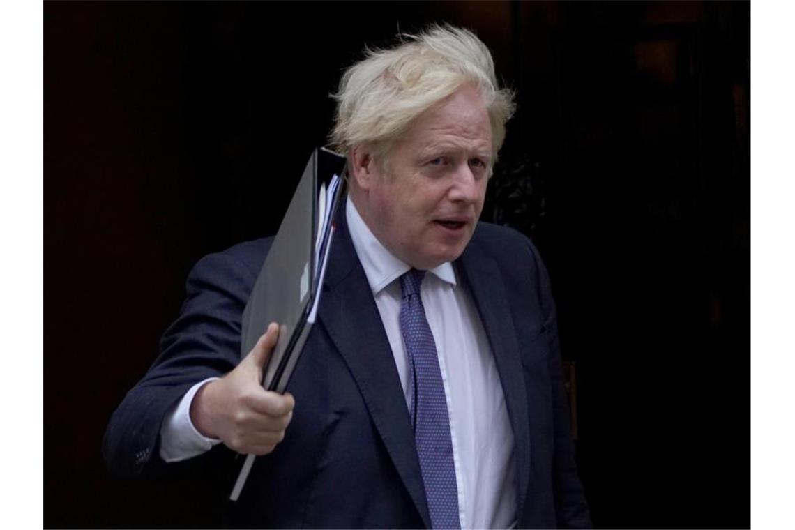 Boris Johnson, Premierminister von Großbritannien, verlässt 10 Downing Street. Foto: Stefan Rousseau/PA Wire/dpa
