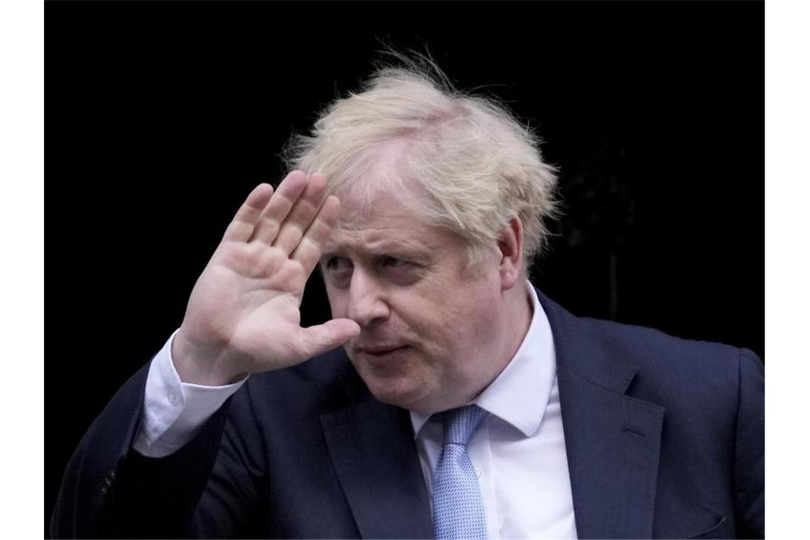 Lügner? „Brillant fürs Land“? Johnson spaltet sein Volk Boris Johnson, Premierminister von Großbritannien, winkt, als er die 10 Downing Street verlässt. Foto: Matt Dunham/AP/dpa