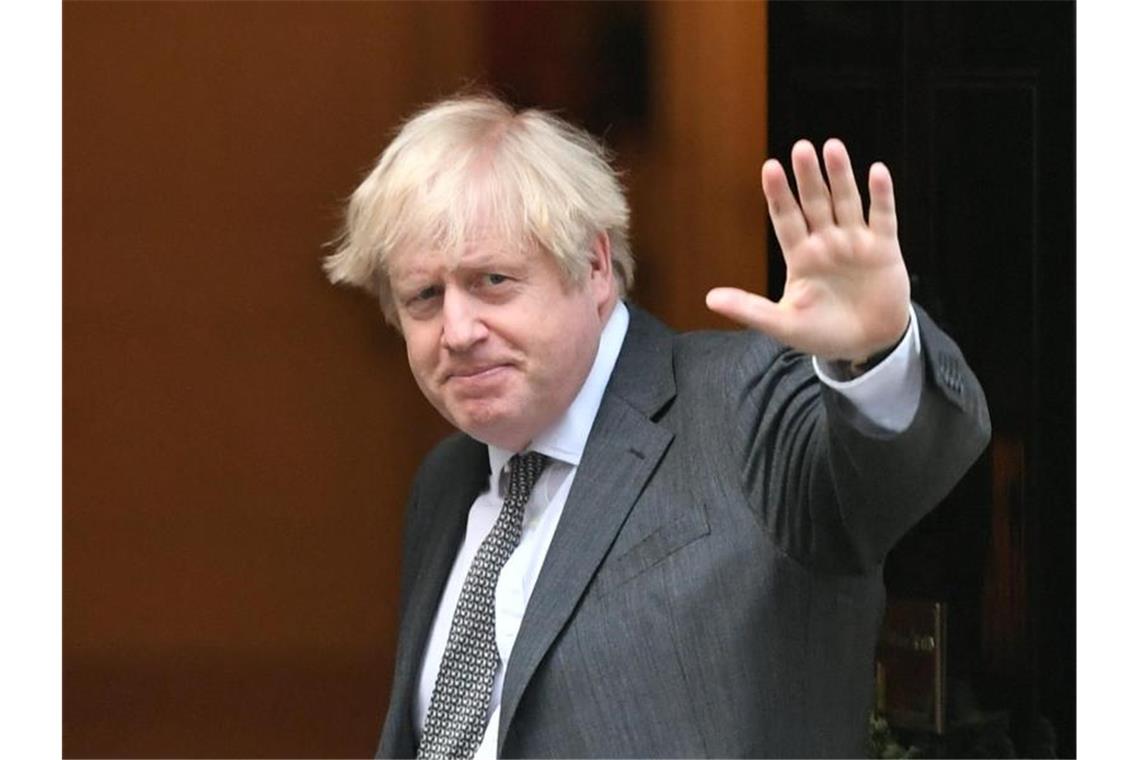 Boris Johnson, Premierminister von Großbritannien, winkt in der Tür der Downing Street, nachdem das britische Unterhaus dem Brexit-Handelspakt mit der Europäischen Union zugestimmt hat. Foto: Dominic Lipinksi/PA Wire/dpa