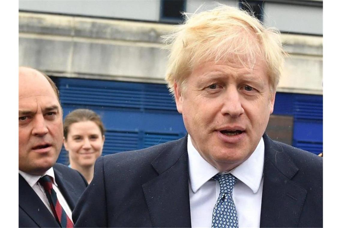 Wer zahlte Luxus-Renovierung? Minister verteidigt Johnson Boris Johnson (rechts) und der Mann, der ihm inmitten einer Spendengeld-Affäre beispringt: Verteidigungsminister Ben Wallace. Foto: Jeff J Mitchell/PA Wire/dpa