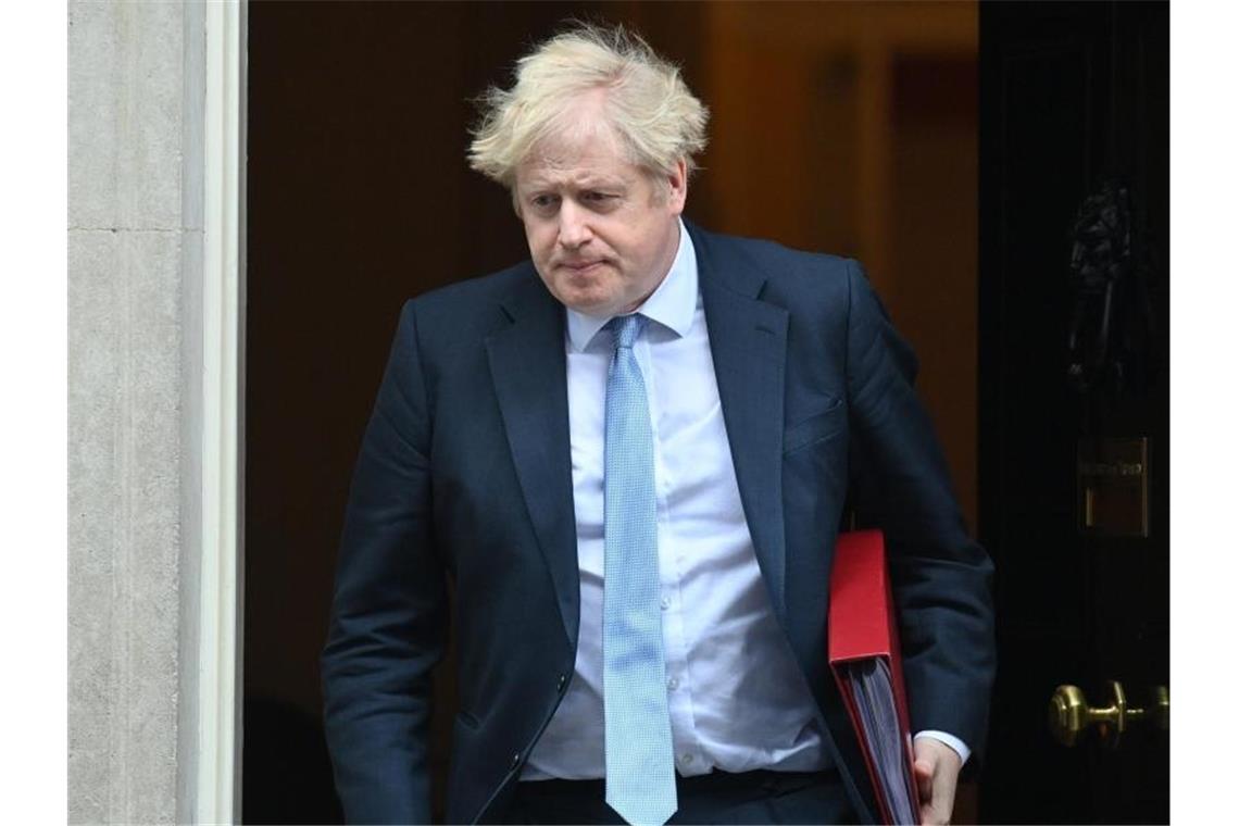 Neue Fragen an Johnson wegen Foto mit Sektflasche Boris Johnson steht auch parteiintern in der Kritik - mehrere Abgeordnete fordern seinen Rücktritt. Foto: Victoria Jones/PA/dpa