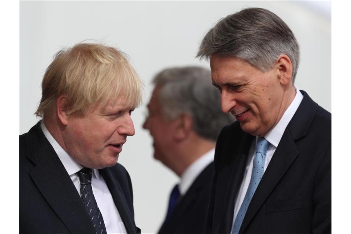 Boris Johnson und der britische Finanzminister Philip Hammond im trauten Gespräch vor zweieinhalb Jahren - jetzt will Hammond nicht einmal mehr ein Misstrauensvotum gegen Johnson ausschließen. Foto: Jonathan Brady/PA Wire