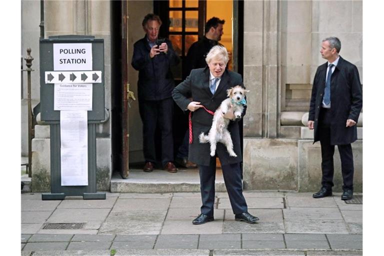Boris Johnson verlässt mit seinem Hund Dilyn ein Wahllokal in London. Foto: Jonathan Brady/PA Wire/dpa