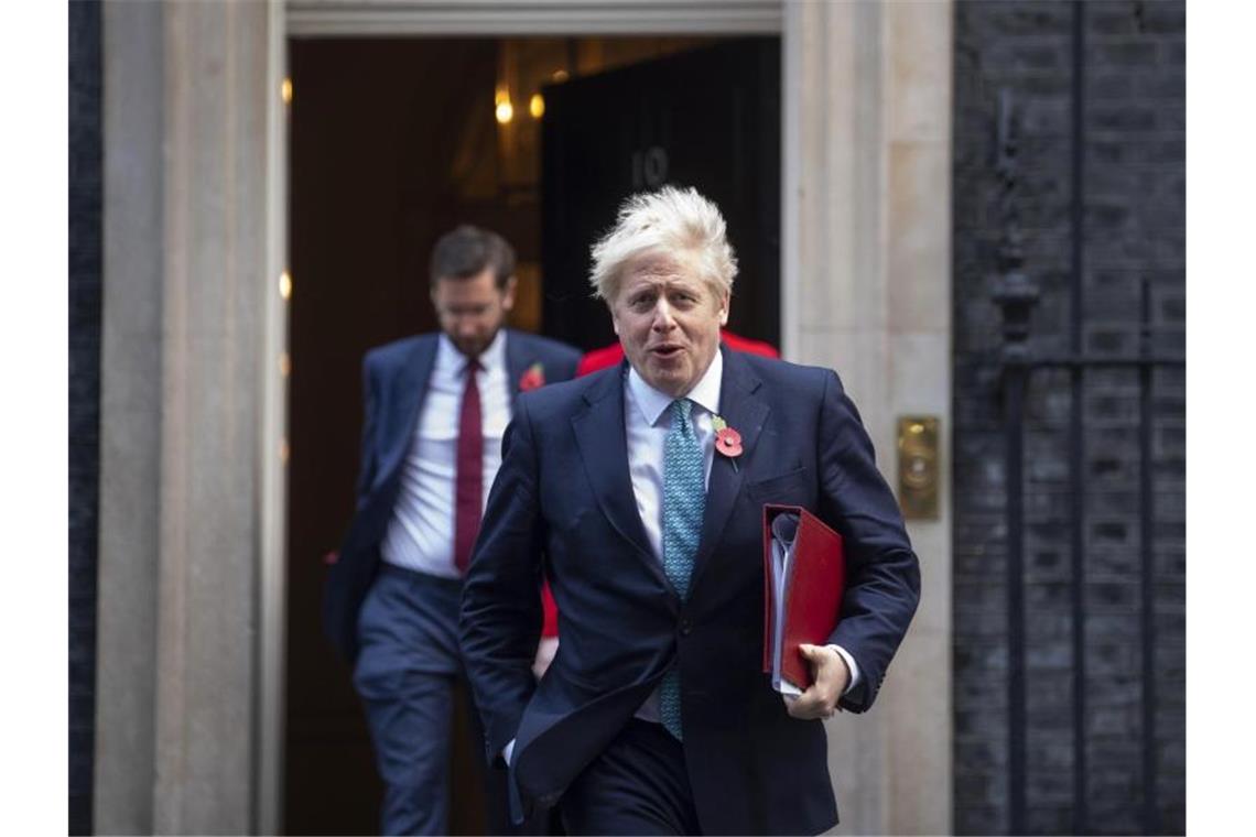 Boris Johnson vor der Tür von Downing Street 10. Foto: Victoria Jones/PA Wire/dpa