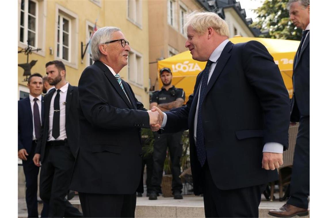 Boris Johnson wird von Jean-Claude Juncker in Luxemburg begrüßt. Foto: Francisco Seco/AP Pool