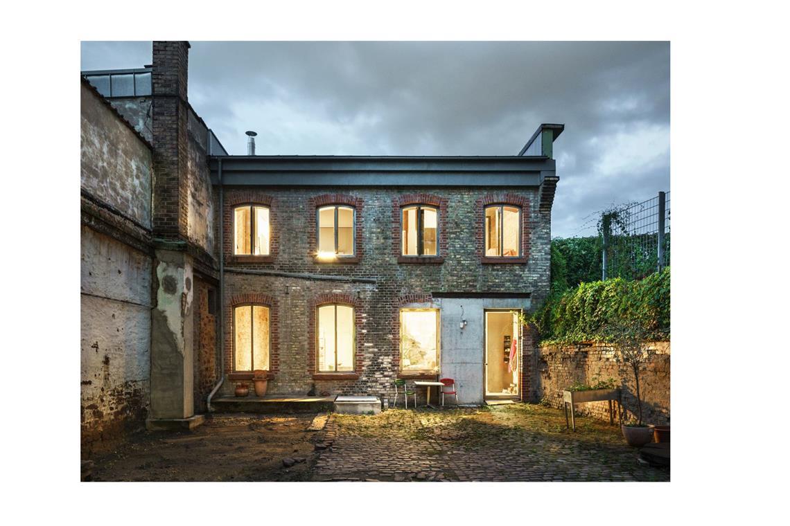 Boris Milla hat für einen Bauherren eine ehemalige Schnapsdestillerie im Hinterhof eines Mehrfamilien-Gründerzeithauses in Karlsruhe in ein Einfamilienhaus umgewandelt. Nachverdichtung in der Innenstadt ganz ohne Flächenversiegelung, dafür gab es auch den Preis fürs „Beste Einfamilienhaus 2024“ des DAM und des Callwey Verlags.