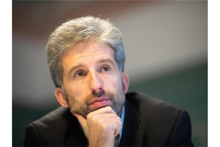 Boris Palmer (Bündnis 90/Die Grünen) gibt in seinem Arbeitszimmer ein Interview. Foto: Sebastian Gollnow/Archivbild