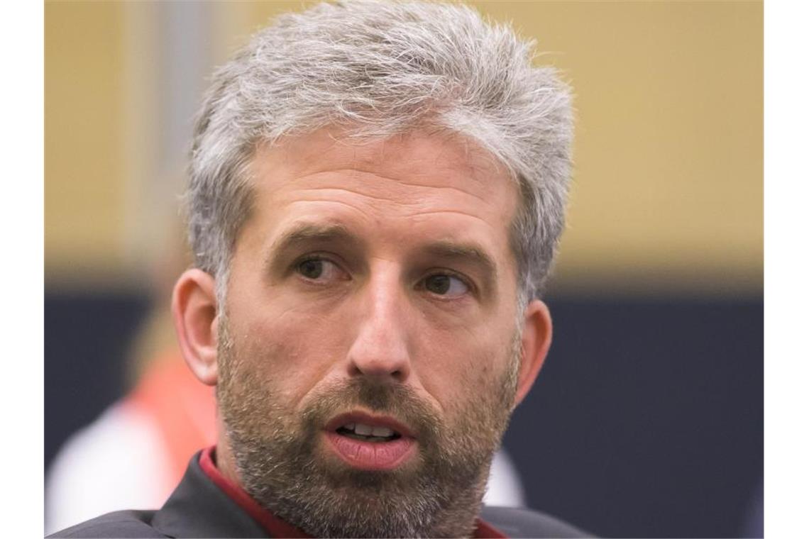Grünen-Kreisverband distanziert sich von Äußerungen Palmers Boris Palmer (Bündnis 90/Die Grünen), Oberbürgermeister der Stadt Tübingen, schaut in die Runde. Foto: Silas Stein/dpa