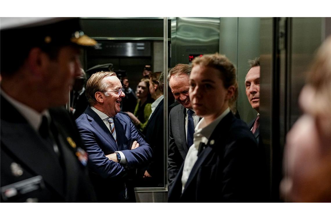 Bilder des Tages Boris Pistorius (l, SPD), Bundesminister der Verteidigung, und Tore Sandvik (r), Verteidigungsminister von Norwegen, und ihr kanadische Amtskollege Davic McGuinty stehen gemeinsam in einem Fahrstuhl in Ottawa.