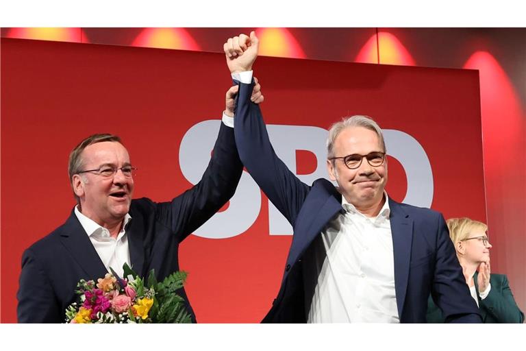 Boris Pistorius (l, SPD), Bundesverteidigungsminister und Georg Maier (SPD), Innenminister von Thüringen und SPD Landesvorsitzender winken auf der Landesdelegiertenkonferenz der SPD.