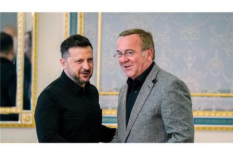 Boris Pistorius (r, SPD), Bundesminister der Verteidigung, wird von Wolodymyr Selenskyj, Präsident der Ukraine, empfangen.