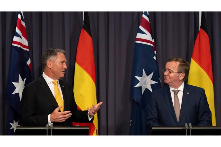 Boris Pistorius (r, SPD), Verteidigungsminister, und sein australischer Amtskollege Richard Marles geben eine gemeinsame Pressekonferenz.