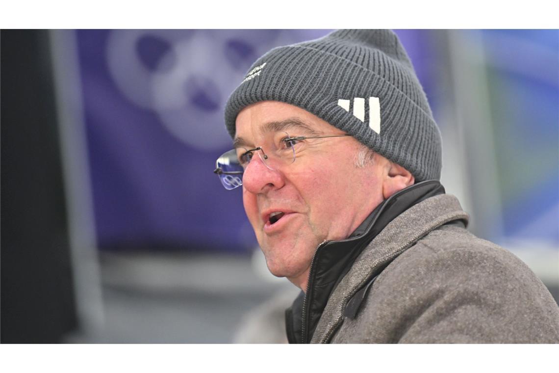 Boris Pistorius (SPD), Bundesminister der Verteidigung, verfolgt das Rennen im Zweierbob der Frauen.