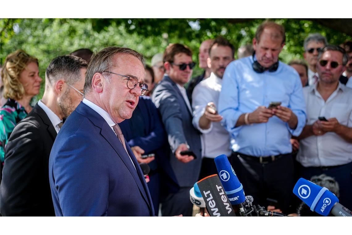 Deutschland will weitreichende US-Waffen kaufen Boris Pistorius (SPD), Bundesminister der Verteidigung, gibt eine Pressekonferenz nach seinem Treffen mit dem US-Verteidigungsminister.