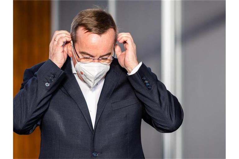 Boris Pistorius (SPD), Innenminister von Niedersachsen, setzt seine Maske auf. Foto: Moritz Frankenberg/dpa/Archivbild