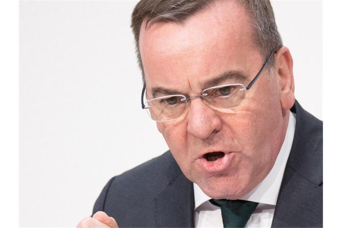 Städte wollen Flüchtlingskinder aufnehmen Boris Pistorius (SPD), Innenminister von Niedersachsen, spricht im niedersächsischen Landtag. Foto: Julian Stratenschulte/dpa