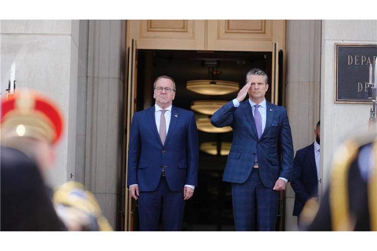 Boris Pistorius (SPD, l), Bundesminister der Verteidigung, wird von seinem US-amerikanischen Amtskollegen Pete Hegseth mit militärischen Ehren empfangen.