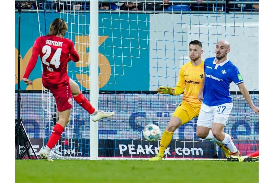 Sosa rettet VfB Stuttgart einen Punkt in Darmstadt Borna Sosa (l) ließ 98-Keeper Marcel Schuhen keine Chance und rettete dem VfB Stuttgart einen Punkt in Darmstadt. Foto: Uwe Anspach/dpa