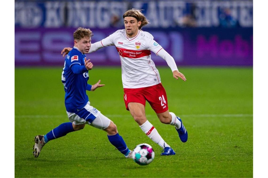 Dritte Unterschrift in drei Tagen: VfB verlängert mit Sosa Borna Sosa (r) kämpft um den Ball. Foto: Guido Kirchner/dpa/Archivbild