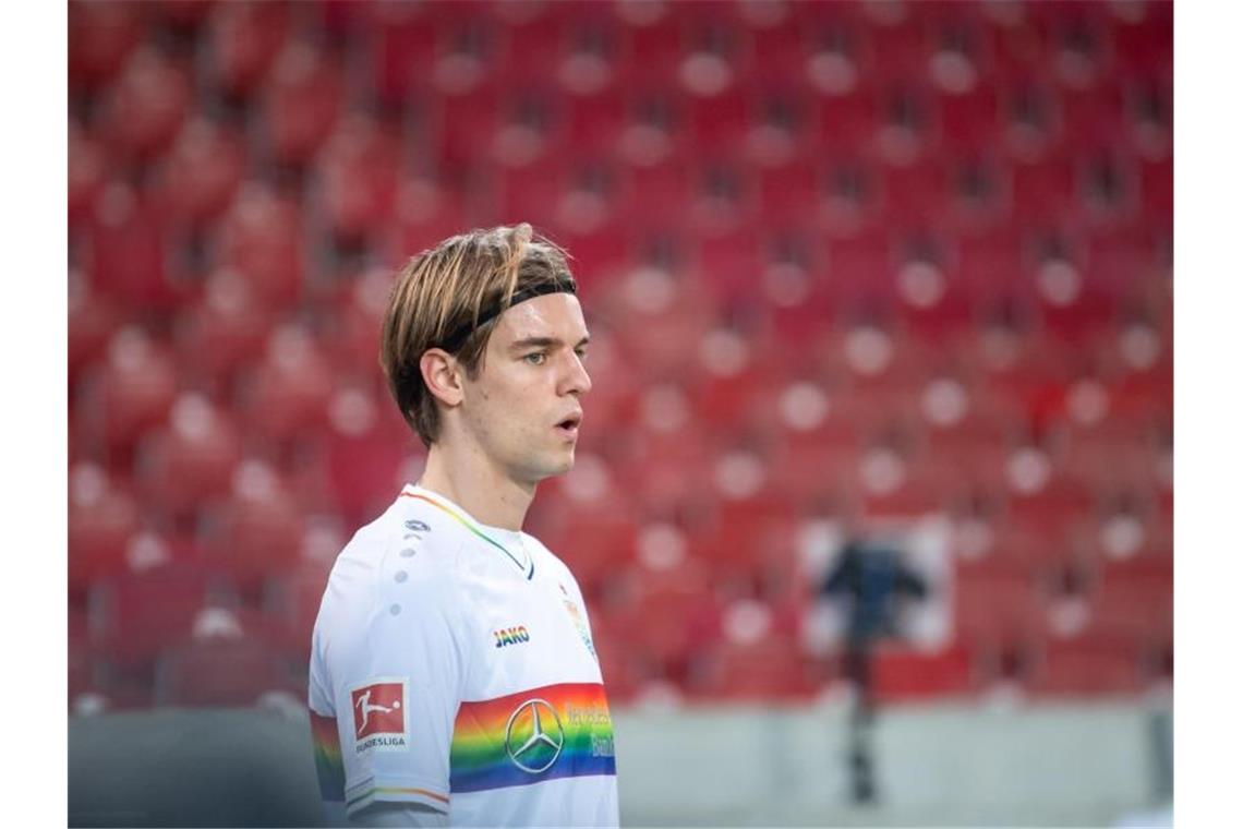 VfB-Profi Sosa bekommt regelmäßig SMS von Mario Gomez Borna Sosa steht an der Eckfahne. Foto: Sebastian Gollnow/dpa/Archivbild