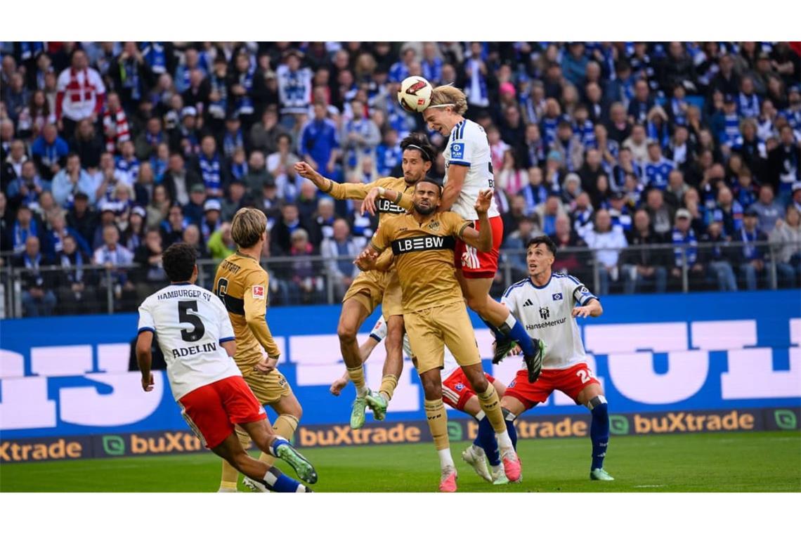 Bornauw gewinnt das Kopfballduell gegen Karazor und Vagnoman – Seimen pariert anschließend stark.