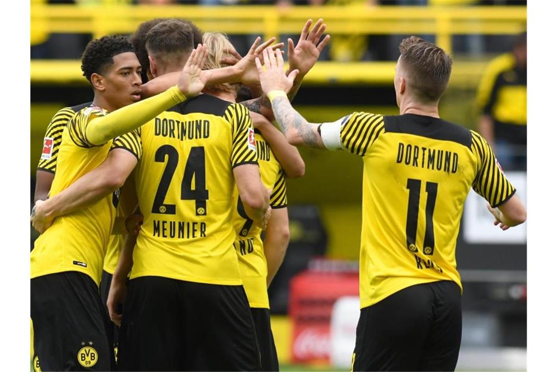 BVB hält Kontakt zur Tabellenspitze - Dardai soll bleiben Borussia Dortmund hat gegen den FC Augsburg auch ohne Star-Stürmer Erling Haaland drei Punkte errungen. Foto: Bernd Thissen/dpa