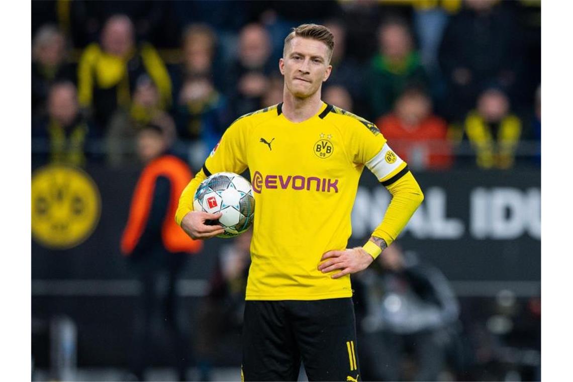 Borussia Dortmund muss weiter unbestimmte Zeit auf Marco Reus verzichten. Foto: Guido Kirchner/dpa