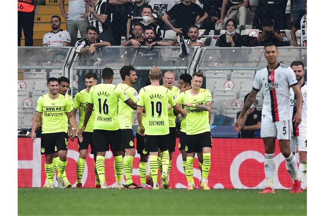 BVB startet souverän - Rose trotz erneuten Gegentors „happy“ Borussia Dortmund setzte sich knapp bei Besiktas Istanbul durch. Foto: Mustafa Alkac/dpa