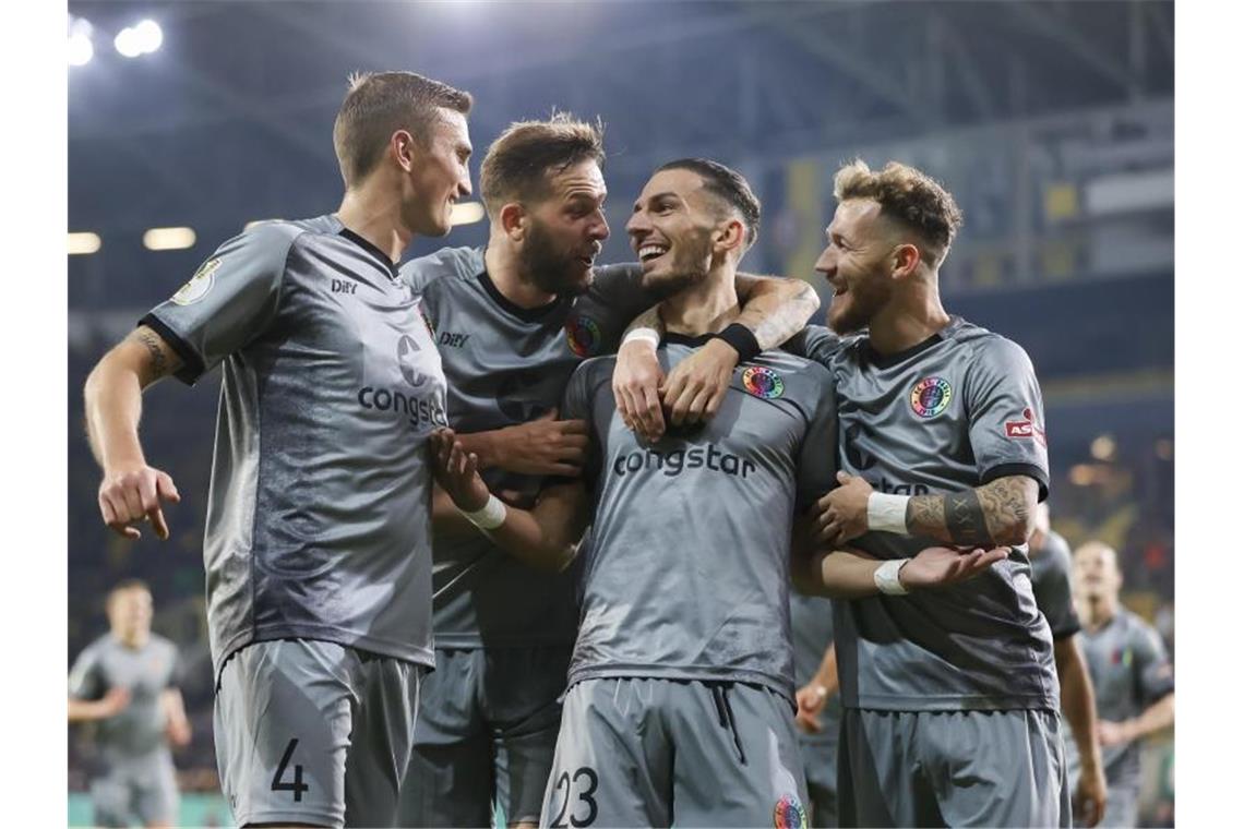St. Pauli hofft auf Sensation - Bundesliga-Duell in Bochum Borussia Dortmunds Gegner FC St. Pauli ist zuhause eine Macht. Foto: Jan Woitas/dpa-Zentralbild/dpa